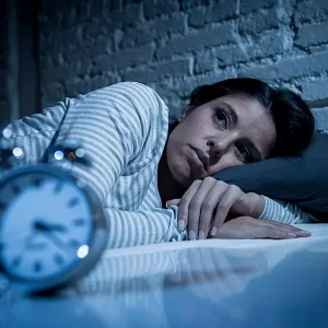 Mujer con problemas para dormir