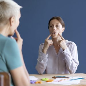 mujer-madura-sesion-terapia-ocupacional-psicologo